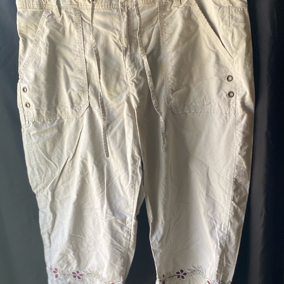 Basic Editions Size XL Ecru Capris With Floral/Leaf Embroidering EUC - Picture 2 of 7